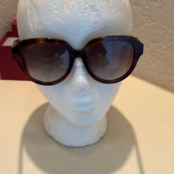 Ferragamo Women's Sunglasses Brown Tortoise Shell Rounded Rectangle SF906SA NWT - Picture 1 of 14